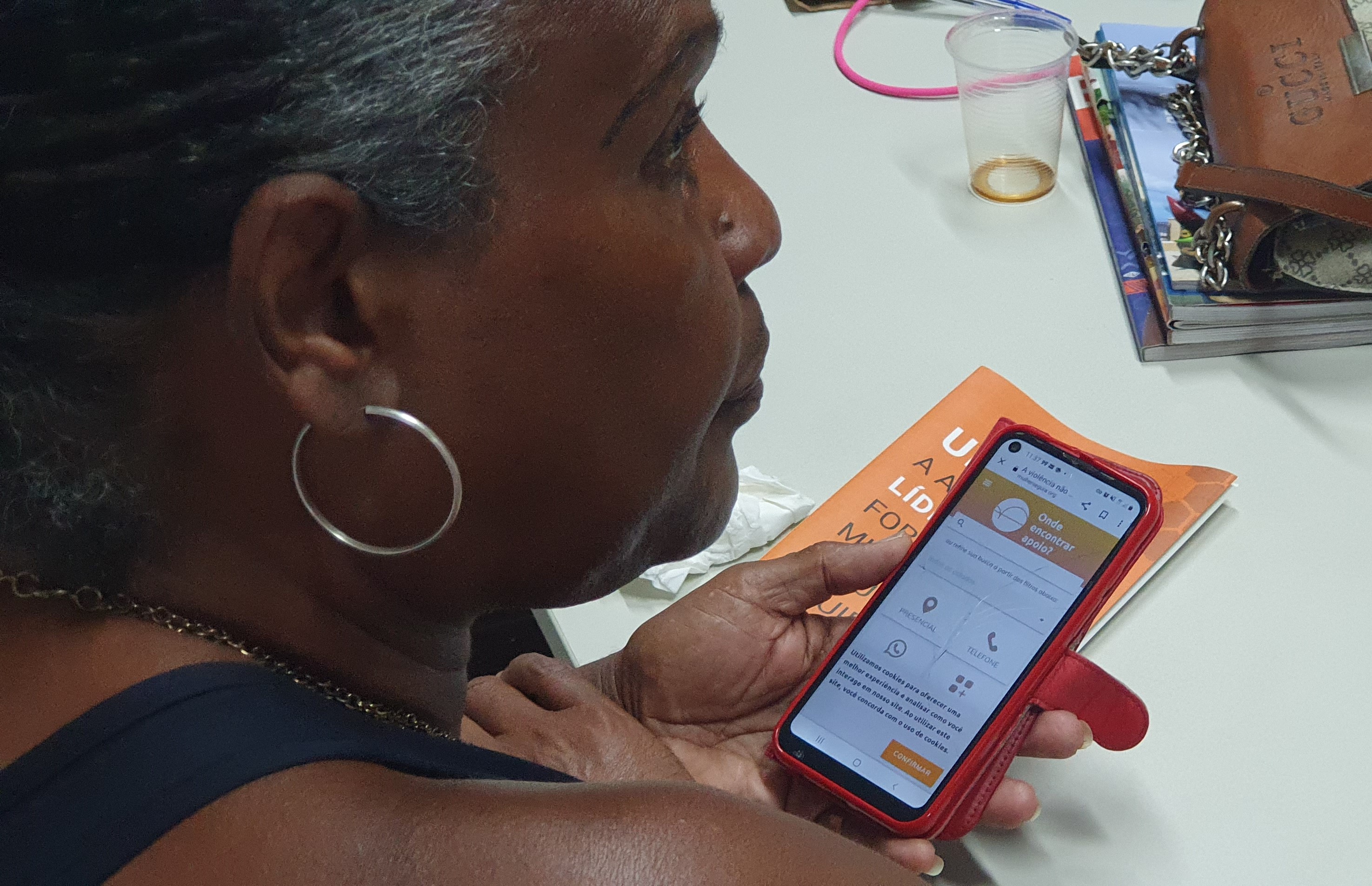 Mulher avalia interface da Plataforma Mulher Segura em Salvador, Bahia. Foto: ©UNFPA  ​