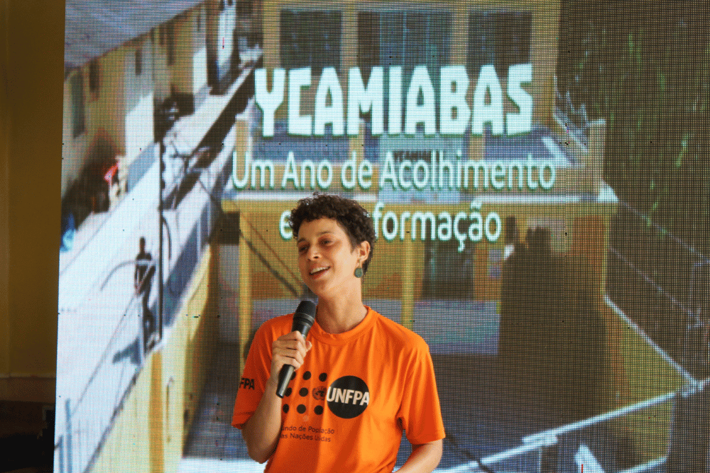 “Nesse primeiro ano de atuação da Casa Ycamiabas, vemos como o atendimento humanizado, integral e intersetorial pode fazer a diferença na vida dessas mulheres”, afirma Débora Rodrigues, Chefe de Escritório do UNFPA em Manaus. Foto: ©SEMASC/Diego Lima