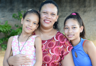 No Brasil, são as mulheres negras, assim como Leona, as que mais assumem os trabalhos de cuidado, remunerados ou não