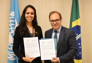 Maitê Gadelha, presidente da IFMSA Brazil e Jaime Nadal, representante do UNFPA no Brasil, assinam memorando