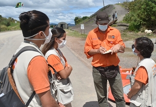 Juan Protto conversa com a equipe do UNFPA em Pacaraima, na fronteira com a Venezuela (Foto: Pedro SIbahi/UNFPA)
