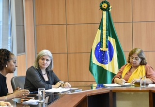 Representante do UNFPA, Florbela Fernandes (esq.) em reunião com a Ministra das Mulheres, Cida Gonçalves (dir.) e Secretária Nac