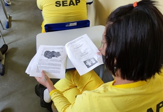 Mulheres cumprindo pena de privação de liberdade em oficina de corte e costura para produção de absorventes reutilizáveis (Foto: Divulgação/Seap)