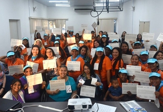 Mulheres participantes posam com seus certificados