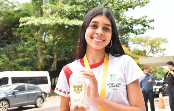 ângela de Souza posa com a medalha e o troféu que recebeu pelo desempenho na ONC. Foto: ©UNFPA Brasil/Thainá Kedzierski