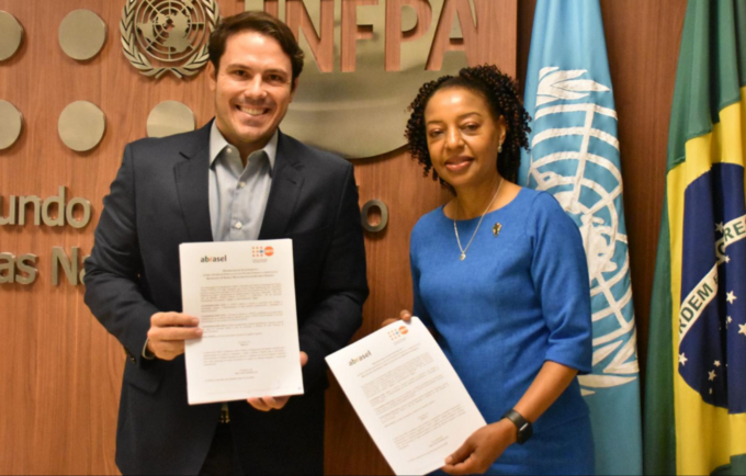 Legenda: A representante do UNFPA no Brasil, Florbela Fernandes e o Presidente da Abrasel-DF, Beto Pinheiro, assinam Memorando
