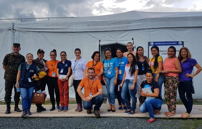 Grupo de pessoas posa durante capacitação do UNFPA em Pacaraima