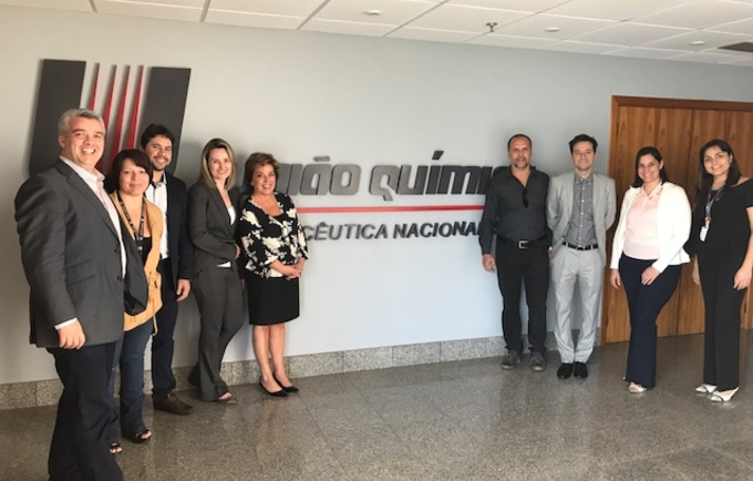 Comitiva formada por profissionais do UNFPA, da OPAS/OMS e do Ministério da Saúde em visita à União Química, em Brasília (Foto: Divulgação/União Química)
