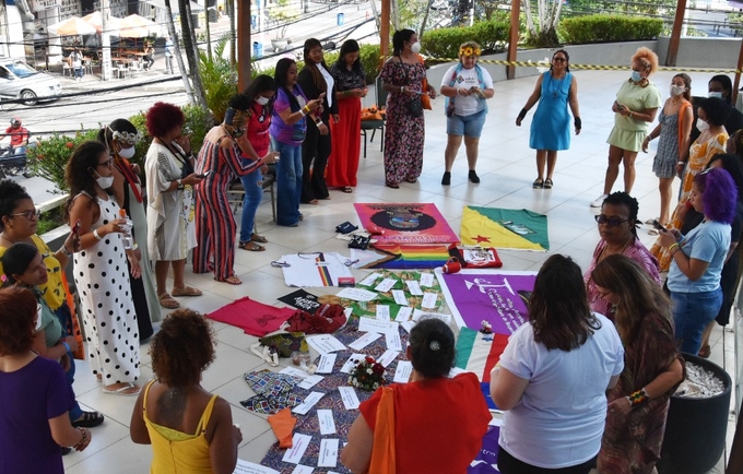 Mulheres participantes do encontro da Sala de Situação em momento de abertura das atividades