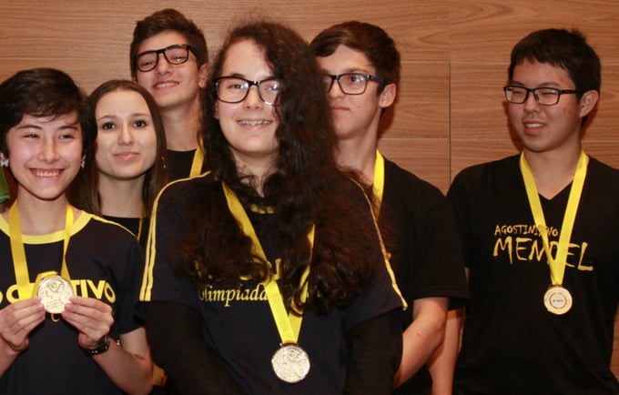 Imagem de jovens premiados na Olimpíada Nacional de Ciências em 2019