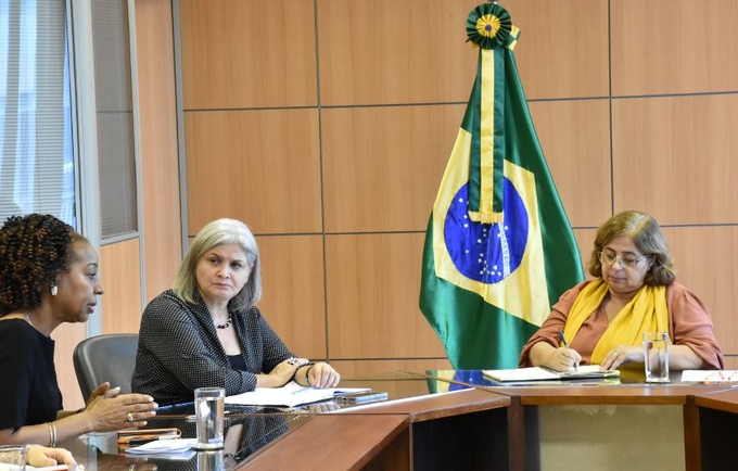Representante do UNFPA, Florbela Fernandes (esq.) em reunião com a Ministra das Mulheres, Cida Gonçalves (dir.) e Secretária Nac