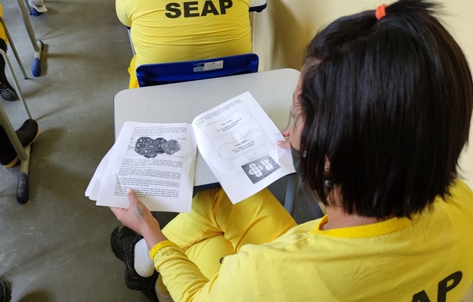 Mulheres cumprindo pena de privação de liberdade em oficina de corte e costura para produção de absorventes reutilizáveis (Foto: Divulgação/Seap)
