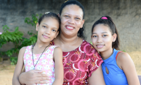 No Brasil, são as mulheres negras, assim como Leona, as que mais assumem os trabalhos de cuidado, remunerados ou não