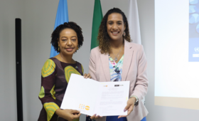 A representante do UNFPA no Brasil, Florbela Fernandes e a Ministra da Igualdade Racial, Anielle Franco, assinam Memorando de En
