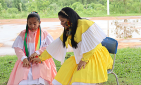 Beatriz Emilio e a filha Larissa vestindo Kajakas, roupas tradicionais das mulheres Kaingang da T.I. Guarita.