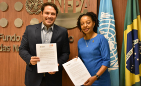 Legenda: A representante do UNFPA no Brasil, Florbela Fernandes e o Presidente da Abrasel-DF, Beto Pinheiro, assinam Memorando