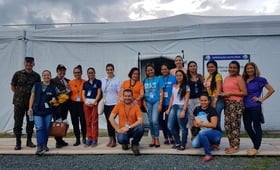 Grupo de pessoas posa durante capacitação do UNFPA em Pacaraima