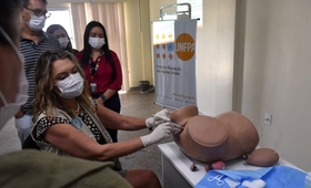 Médica ginecologista Giani Cezimbra conduz treinamento de inserção de DIU