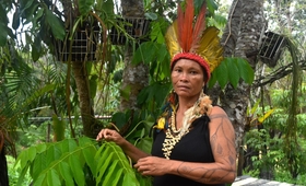 Lutana Ribeiro é a única cacica mulher do Parque das Tribos, em Manaus