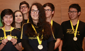 Imagem de jovens premiados na Olimpíada Nacional de Ciências em 2019