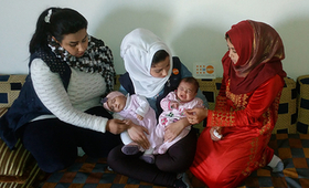 Fatima e Rasha são visitadas por uma coordenadora do UNFPA após o nascimento de suas filhas. Os bebês nasceram no mesmo dia. © UNFPA Síria