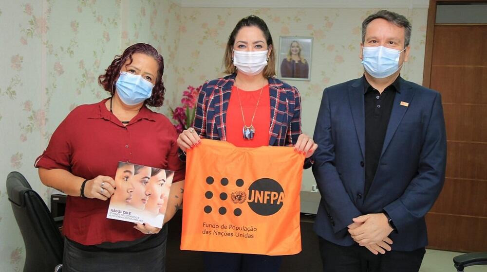 Oficial de Projetos do UNFPA (dir.) e Coordenadora de Enfrentamento à Violência Baseada em Gênero (esq.) com a deputada estadual por Roraima, Yonny Pedroso