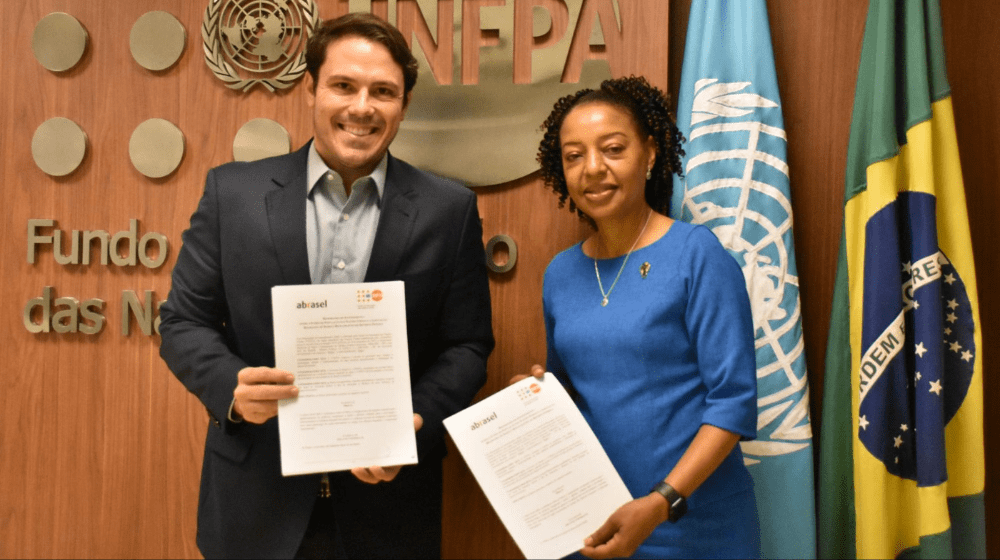 Legenda: A representante do UNFPA no Brasil, Florbela Fernandes e o Presidente da Abrasel-DF, Beto Pinheiro, assinam Memorando