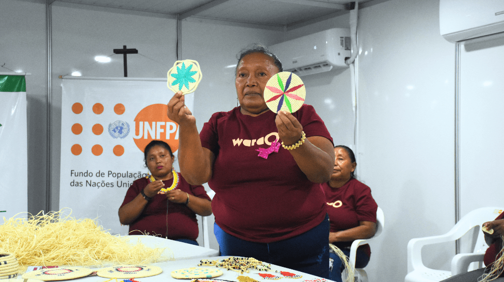 Para as mulheres Warao, tecer a palha do buriti representa o fortalecimento de laços, o apoio mútuo e o suporte que uma