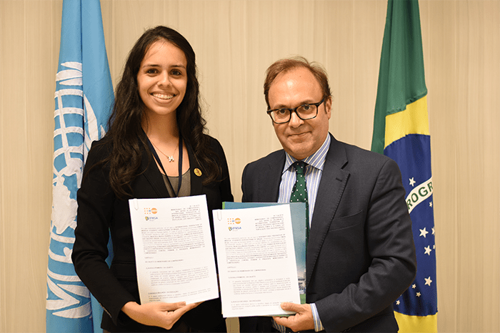 Maitê Gadelha, presidente da IFMSA Brazil e Jaime Nadal, representante do UNFPA no Brasil, assinam memorando