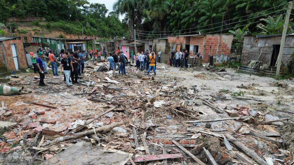 Deslizamento de terra em Manaus/AM