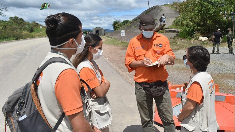 Juan Protto conversa com a equipe do UNFPA em Pacaraima, na fronteira com a Venezuela (Foto: Pedro SIbahi/UNFPA)