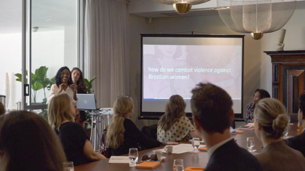 Oficial de Gênero, Raça e Etnia do UNFPA, Luana Silva apresenta resultados da Plataforma Mulher Segura. 