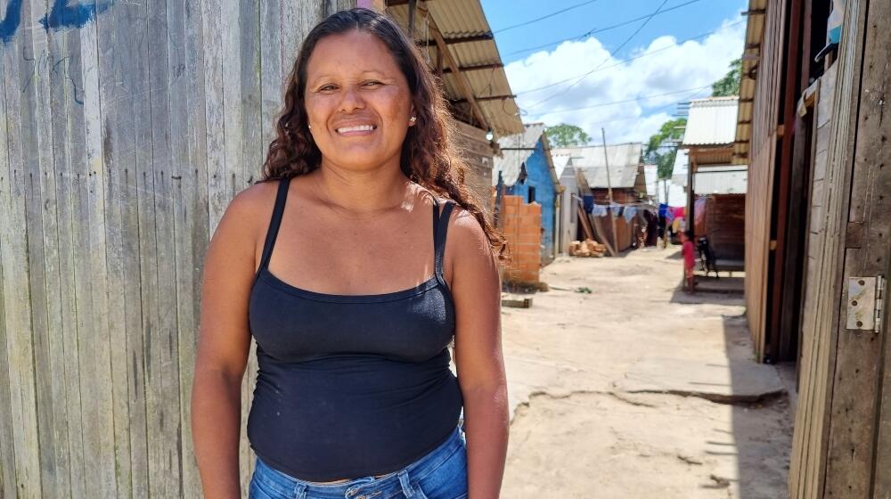 Mariluz posa em frente à sua casa