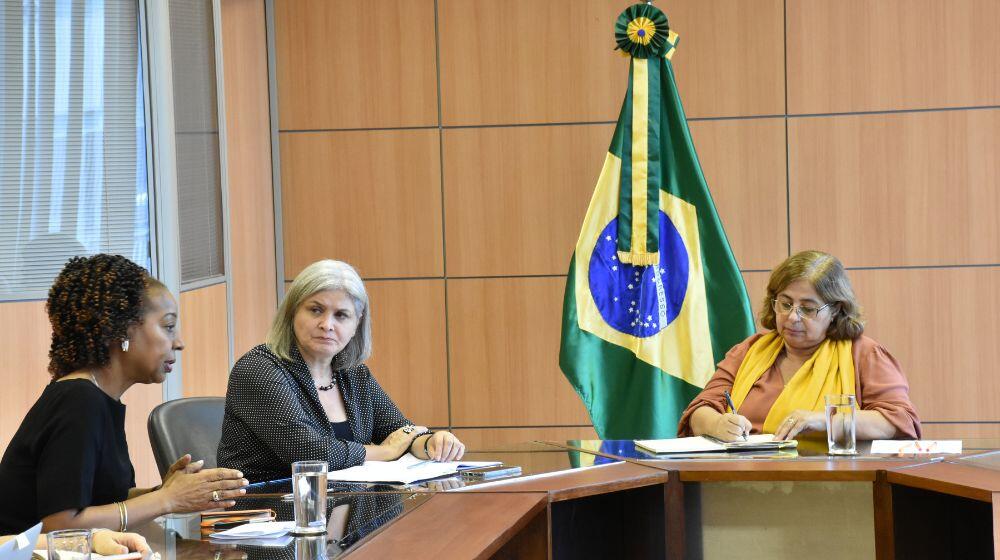 Representante do UNFPA, Florbela Fernandes (esq.) em reunião com a Ministra das Mulheres, Cida Gonçalves (dir.) e Secretária Nac