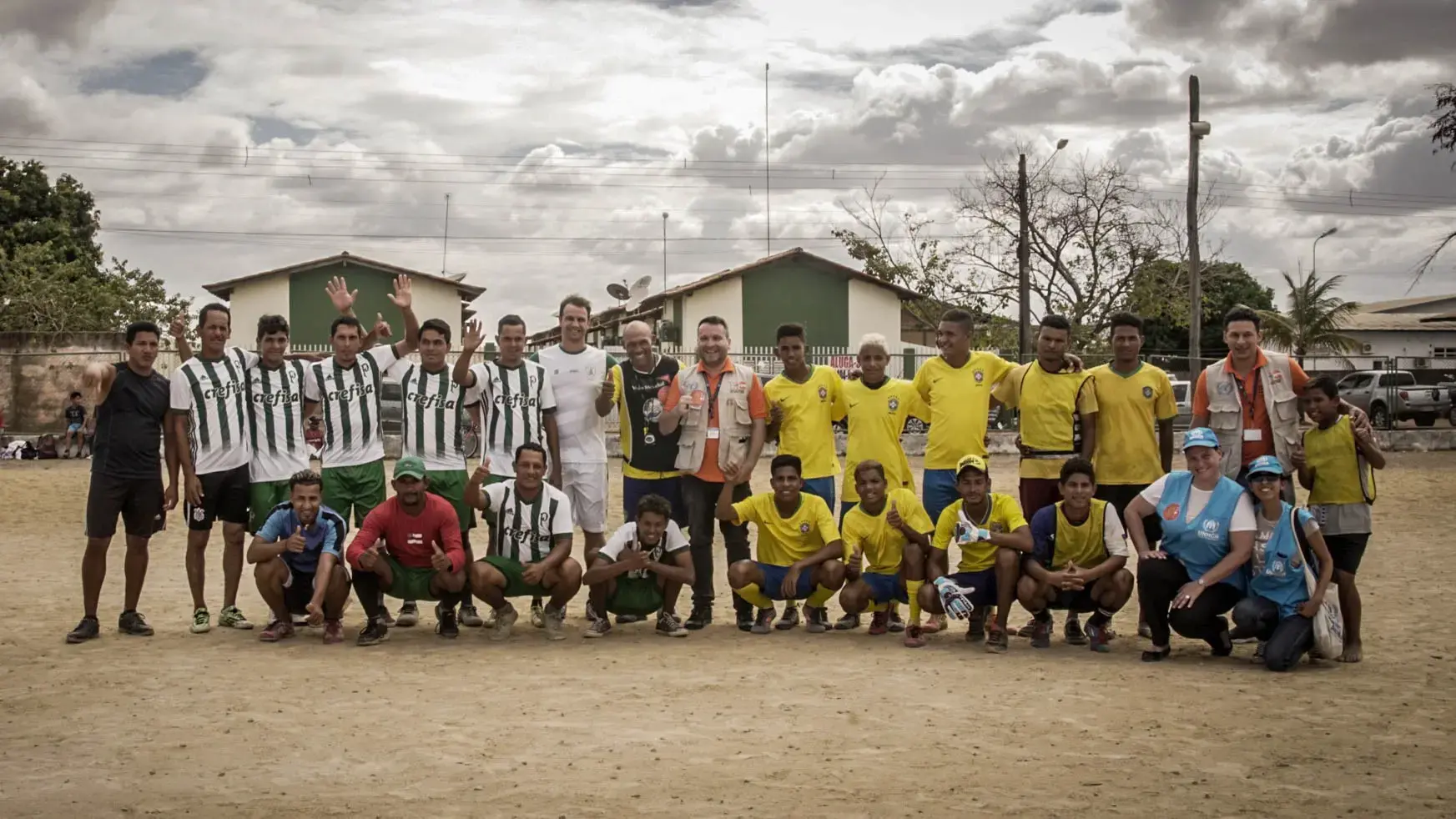 Doação do América Mineiro faz a diferença em escolinha de futebol que reúne crianças venezuelanas e brasileiras em Boa Vista