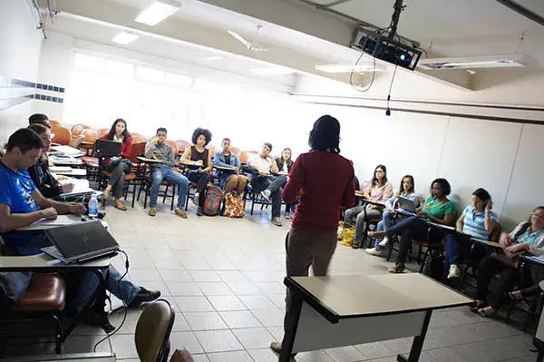 Jovens participam da preparação de seminário internacional