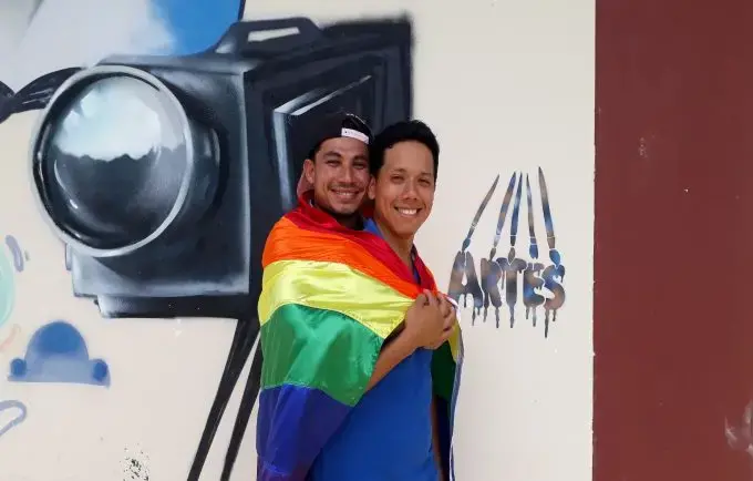 Jovens LGBTI venezuelanos montam grupo de arte dentro de abrigo da Operação Acolhida