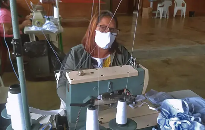 Brazilian seamstress who lost her income during the pandemic come back to work in a project supported by UNFPA Brazil