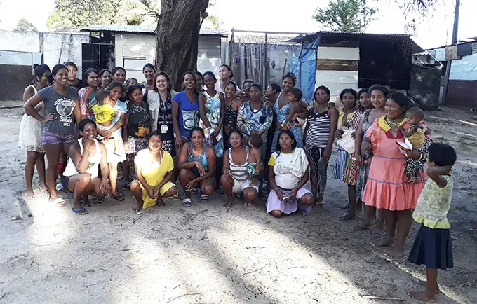 Mulheres indígenas de ocupação em Boa Vista participam de atividade e recebem Kits Dignidade