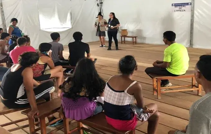 Adolescentes de alojamento em Pacaraima participam de roda de conversa sobre saúde sexual e reprodutiva