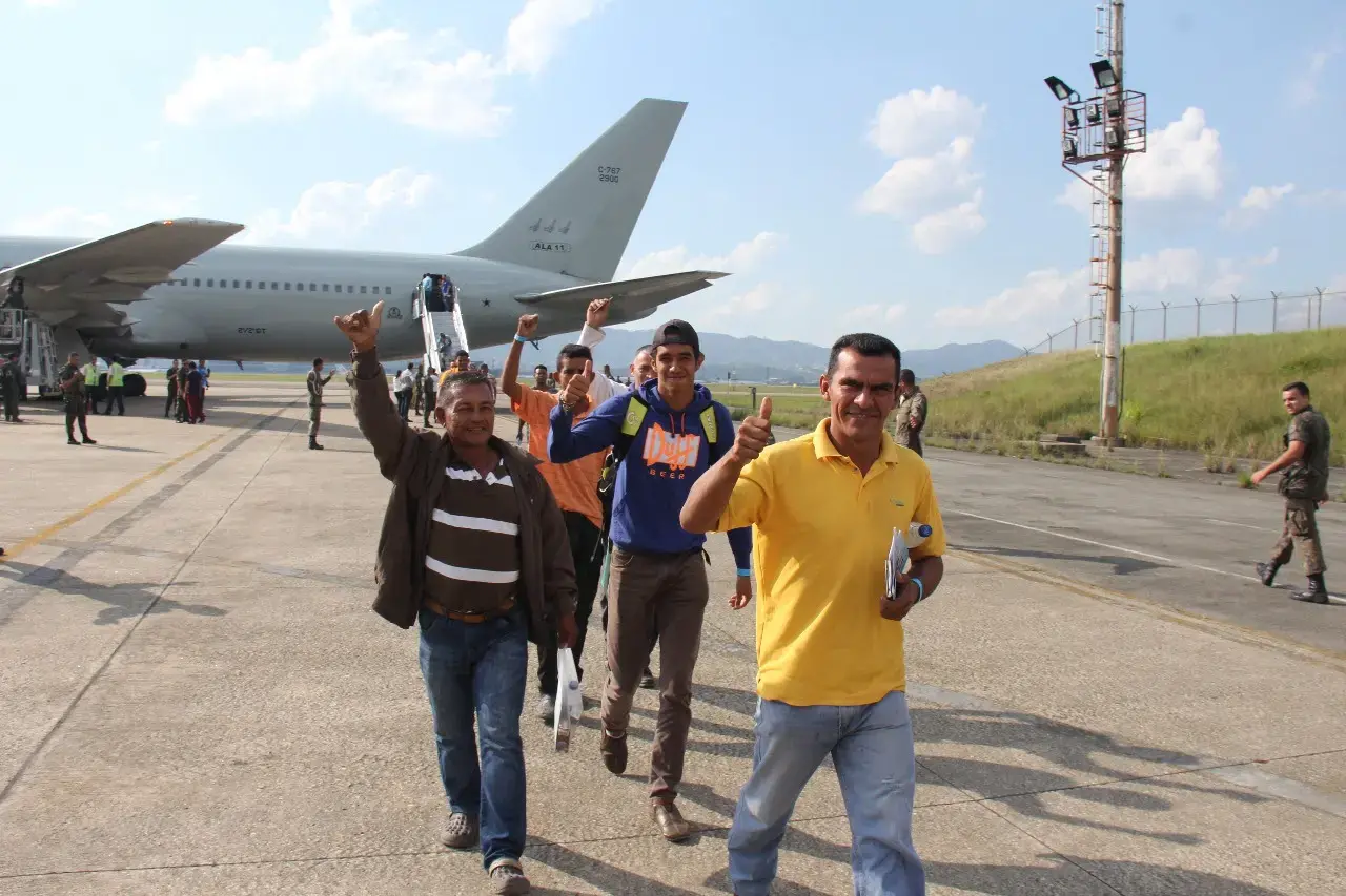 Venezuelanos são transferidos de Boa Vista para 4 capitais nesta terça-feira (24)