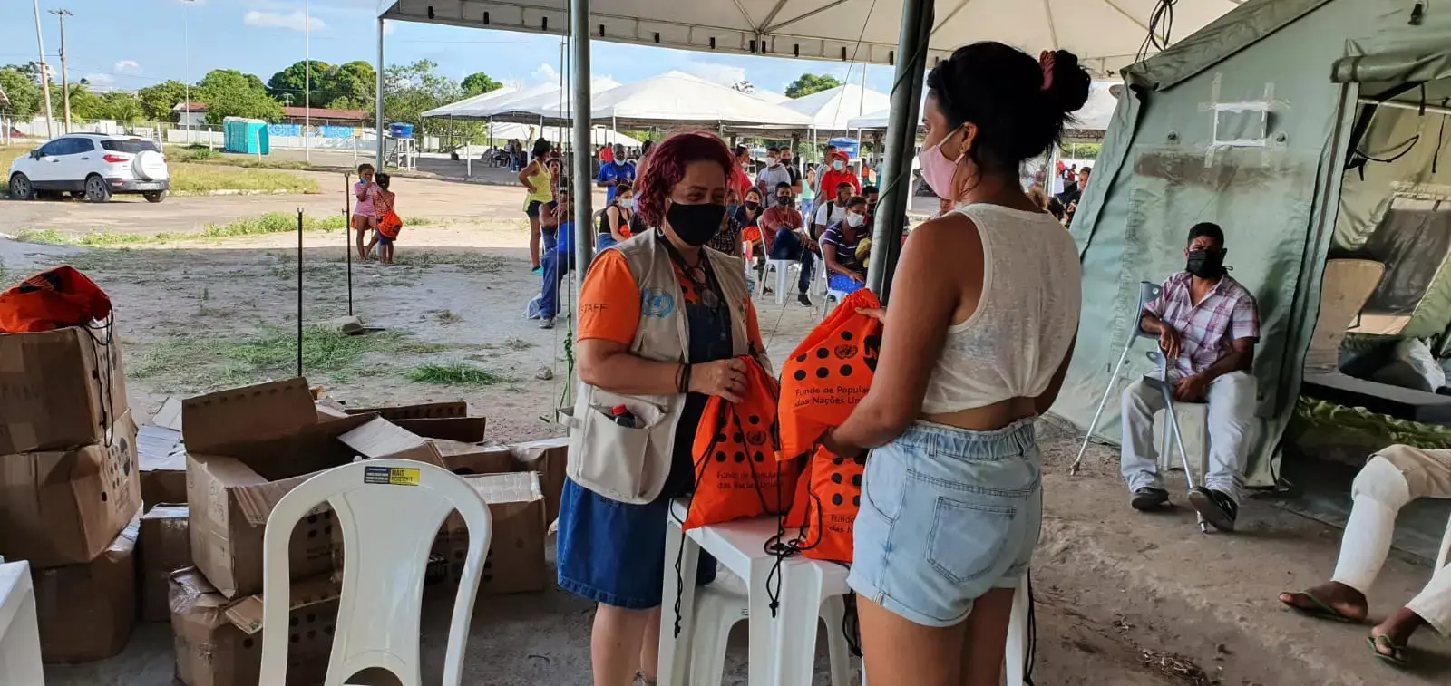 UNFPA realiza doação de 255 kits dignidade para pessoas refugiadas e migrantes vivendo na rodoviária de Boa Vista, Roraima